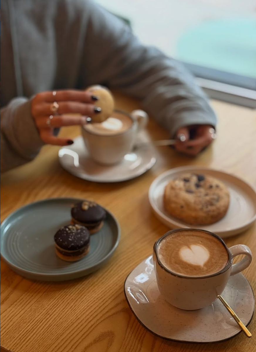 Mesa con cafés, alfajores y galletas en 4 a la Mesa
