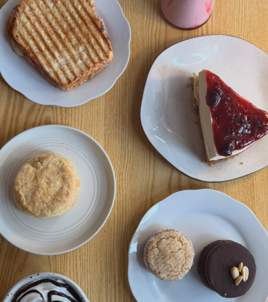Tostado, cheesecake de frutos rojos, scone y alfajores